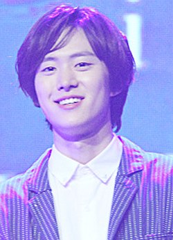 https://upload.wikimedia.org/wikipedia/commons/thumb/4/49/Gong_Myung_at_a_fanmeet_in_Thailand_in_February_2015.jpg/250px-Gong_Myung_at_a_fanmeet_in_Thailand_in_February_2015.jpg