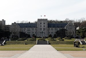 https://upload.wikimedia.org/wikipedia/commons/thumb/4/49/Korea_University_Main_Hall.jpg/300px-Korea_University_Main_Hall.jpg