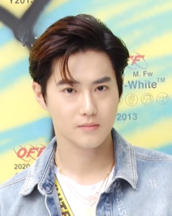 https://upload.wikimedia.org/wikipedia/commons/thumb/4/49/Suho_at_Off-White_Illustration_event_on_May_24%2C_2019_02.png/250px-Suho_at_Off-White_Illustration_event_on_May_24%2C_2019_02.png