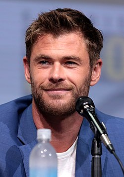 https://upload.wikimedia.org/wikipedia/commons/thumb/4/4c/Chris_Hemsworth_by_Gage_Skidmore.jpg/250px-Chris_Hemsworth_by_Gage_Skidmore.jpg