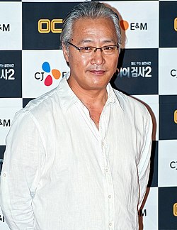 https://upload.wikimedia.org/wikipedia/commons/thumb/4/4c/Lee_Geung-young_from_acrofan.jpg/250px-Lee_Geung-young_from_acrofan.jpg