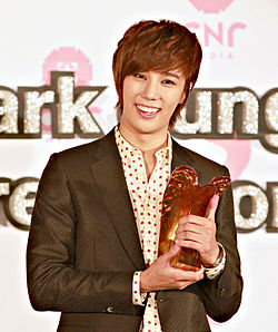https://upload.wikimedia.org/wikipedia/commons/thumb/4/4c/SS501_jung_min_face.jpg/250px-SS501_jung_min_face.jpg