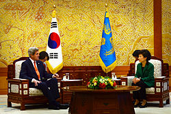 https://upload.wikimedia.org/wikipedia/commons/thumb/4/4f/Secretary_Kerry_Meets_With_South_Korean_President_Park_Geun-hye.jpg/250px-Secretary_Kerry_Meets_With_South_Korean_President_Park_Geun-hye.jpg