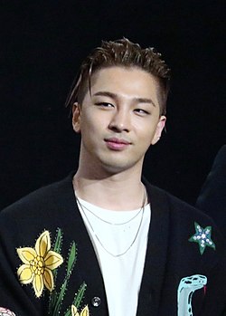 https://upload.wikimedia.org/wikipedia/commons/thumb/5/50/Taeyang_-_MADE_THE_MOVIE_Premiere_%28cropped%29.jpg/250px-Taeyang_-_MADE_THE_MOVIE_Premiere_%28cropped%29.jpg