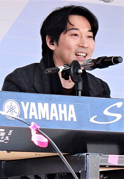 https://upload.wikimedia.org/wikipedia/commons/thumb/5/52/Yiruma_2017_Suwon_2.jpg/250px-Yiruma_2017_Suwon_2.jpg
