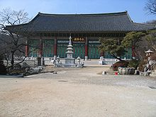 https://upload.wikimedia.org/wikipedia/commons/thumb/5/56/Bongwon_Temple_Seoul.JPG/220px-Bongwon_Temple_Seoul.JPG