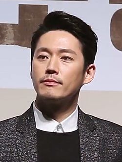 https://upload.wikimedia.org/wikipedia/commons/thumb/5/56/Jang-hyuk_in_2017_2.jpg/250px-Jang-hyuk_in_2017_2.jpg