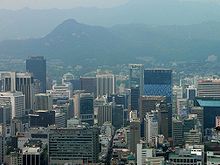 https://upload.wikimedia.org/wikipedia/commons/thumb/5/57/Downtown_Seoul.jpg/220px-Downtown_Seoul.jpg