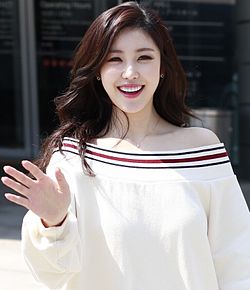 https://upload.wikimedia.org/wikipedia/commons/thumb/5/57/Jun_Hyo-seong_at_Seoul_Fashion_Week.jpg/250px-Jun_Hyo-seong_at_Seoul_Fashion_Week.jpg