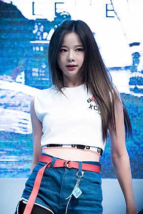 https://upload.wikimedia.org/wikipedia/commons/thumb/5/59/Solji_performing_at_KBS_Cool_FM_in_July_2016_03.jpg/290px-Solji_performing_at_KBS_Cool_FM_in_July_2016_03.jpg