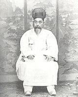 https://upload.wikimedia.org/wikipedia/commons/thumb/5/5a/Leejunyong1917.jpg/160px-Leejunyong1917.jpg