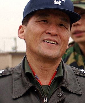 https://upload.wikimedia.org/wikipedia/commons/thumb/5/5f/%28Cropped_without_rank_insignia%29_Air_Force_%28ROKAF%29_Lieutenant_General_Lee_Han-ho_%EA%B3%B5%EA%B5%B0%EC%A4%91%EC%9E%A5_%EC%9D%B4%ED%95%9C%ED%98%B8_%28DF-SD-05-00718_Osan_Air_Base%2C_Republic_of_Korea%29.jpeg/300px-%28Cropped_without_rank_insignia%29_Air_Force_%28ROKAF%29_Lieutenant_General_Lee_Han-ho_%EA%B3%B5%EA%B5%B0%EC%A4%91%EC%9E%A5_%EC%9D%B4%ED%95%9C%ED%98%B8_%28DF-SD-05-00718_Osan_Air_Base%2C_Republic_of_Korea%29.jpeg