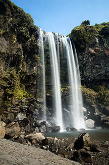 https://upload.wikimedia.org/wikipedia/commons/thumb/6/60/Jeongbang_Waterfall.jpg/220px-Jeongbang_Waterfall.jpg