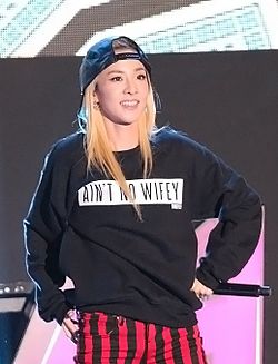 https://upload.wikimedia.org/wikipedia/commons/thumb/6/60/Sandara_Park_at_the_Samsung_Passion_Talk_on_September_2013_01.jpg/250px-Sandara_Park_at_the_Samsung_Passion_Talk_on_September_2013_01.jpg