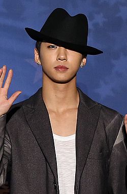 https://upload.wikimedia.org/wikipedia/commons/thumb/6/61/Bang_Yong-guk_at_Korea_KPOP_World_Festival_2013.jpg/250px-Bang_Yong-guk_at_Korea_KPOP_World_Festival_2013.jpg