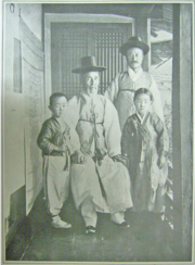 https://upload.wikimedia.org/wikipedia/commons/thumb/6/61/Yun_Chi-ho_%26_General_Yun_Ung-ryeol_%26_Yun_Chi-ho%27s_child.png/180px-Yun_Chi-ho_%26_General_Yun_Ung-ryeol_%26_Yun_Chi-ho%27s_child.png