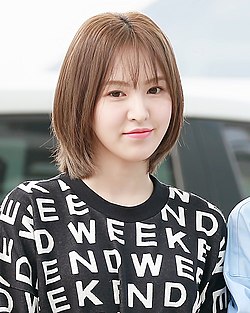 https://upload.wikimedia.org/wikipedia/commons/thumb/6/62/Wendy_at_Incheon_Airport_on_September_9%2C_2019.jpg/250px-Wendy_at_Incheon_Airport_on_September_9%2C_2019.jpg