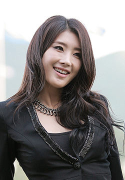 https://upload.wikimedia.org/wikipedia/commons/thumb/6/63/Moon_Hyun-a_at_Gwacheon_Seoul_Race_Park_live_concert%2C_December_2013_02.jpg/250px-Moon_Hyun-a_at_Gwacheon_Seoul_Race_Park_live_concert%2C_December_2013_02.jpg