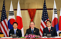 https://upload.wikimedia.org/wikipedia/commons/thumb/6/64/APEC2006_Roh_Bush_Abe_%282%29.jpg/200px-APEC2006_Roh_Bush_Abe_%282%29.jpg