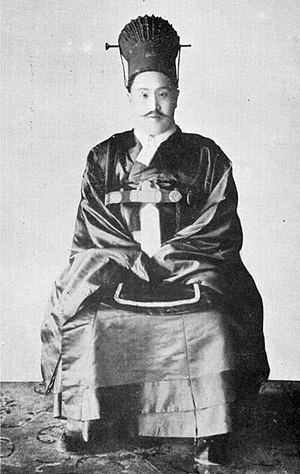 https://upload.wikimedia.org/wikipedia/commons/thumb/6/65/Emperor_Sunjong.jpg/300px-Emperor_Sunjong.jpg
