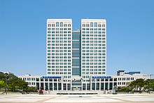 https://upload.wikimedia.org/wikipedia/commons/thumb/6/66/Daejeon_City_Hall.jpg/220px-Daejeon_City_Hall.jpg