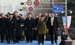 https://upload.wikimedia.org/wikipedia/commons/thumb/6/66/Korea_18th_Presidential_Inaugural_06.jpg/250px-Korea_18th_Presidential_Inaugural_06.jpg