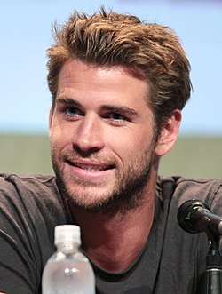 https://upload.wikimedia.org/wikipedia/commons/thumb/6/66/Liam_Hemsworth_SDCC_2015_%28file%29.jpg/250px-Liam_Hemsworth_SDCC_2015_%28file%29.jpg