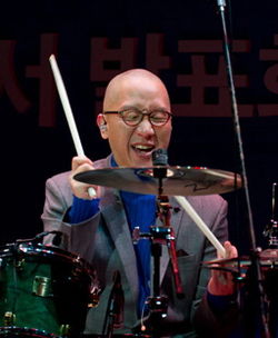 https://upload.wikimedia.org/wikipedia/commons/thumb/6/68/Namgung_Yeon_%28South_Korean_drummer%29_from_acrofan.jpg/250px-Namgung_Yeon_%28South_Korean_drummer%29_from_acrofan.jpg