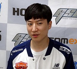 https://upload.wikimedia.org/wikipedia/commons/thumb/6/69/%ED%95%AB%EC%8B%9D%EC%8A%A4_GSL_%EC%8B%9C%EC%A6%8C_3_%EA%B2%B0%EC%8A%B9%EC%A0%84_%EC%9A%B0%EC%8A%B9%EC%9E%90_%EC%9D%B4%EC%8B%A0%ED%98%95_%EC%84%A0%EC%88%98_%EC%9D%B8%ED%84%B0%EB%B7%B0.jpg/260px-%ED%95%AB%EC%8B%9D%EC%8A%A4_GSL_%EC%8B%9C%EC%A6%8C_3_%EA%B2%B0%EC%8A%B9%EC%A0%84_%EC%9A%B0%EC%8A%B9%EC%9E%90_%EC%9D%B4%EC%8B%A0%ED%98%95_%EC%84%A0%EC%88%98_%EC%9D%B8%ED%84%B0%EB%B7%B0.jpg