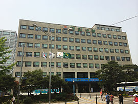 https://upload.wikimedia.org/wikipedia/commons/thumb/6/69/Yangcheon-gu_Office_20140528_134922.JPG/270px-Yangcheon-gu_Office_20140528_134922.JPG