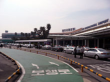 https://upload.wikimedia.org/wikipedia/commons/thumb/6/6c/Jeju_international_airport_20090405.jpg/220px-Jeju_international_airport_20090405.jpg