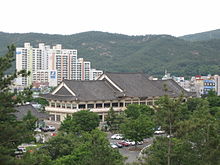 https://upload.wikimedia.org/wikipedia/commons/thumb/6/6d/Korea-Gyeongju-Gyeongju_Municipal_Library_at_Hwangseong_Park-01.jpg/220px-Korea-Gyeongju-Gyeongju_Municipal_Library_at_Hwangseong_Park-01.jpg