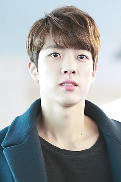 https://upload.wikimedia.org/wikipedia/commons/thumb/6/6d/Lee_Sung-yeol_leaving_the_airport_on_December_16%2C_2017.jpg/250px-Lee_Sung-yeol_leaving_the_airport_on_December_16%2C_2017.jpg
