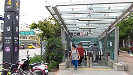 https://upload.wikimedia.org/wikipedia/commons/thumb/6/6d/Seoul-metro-551-Myeongil-station-entrance-4-20180914-122700.jpg/270px-Seoul-metro-551-Myeongil-station-entrance-4-20180914-122700.jpg