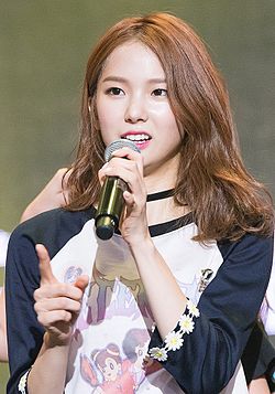 https://upload.wikimedia.org/wikipedia/commons/thumb/6/6e/160903_CLC_Choi_Yujin_Asia_Music_Stage.jpg/250px-160903_CLC_Choi_Yujin_Asia_Music_Stage.jpg