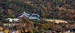 https://upload.wikimedia.org/wikipedia/commons/thumb/6/6e/Korea-Seoul-Cheongwadae-Blue.House-Bukhansan-01.jpg/150px-Korea-Seoul-Cheongwadae-Blue.House-Bukhansan-01.jpg