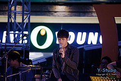 https://upload.wikimedia.org/wikipedia/commons/thumb/6/6e/Park_Hyo-Shin03.jpg/250px-Park_Hyo-Shin03.jpg