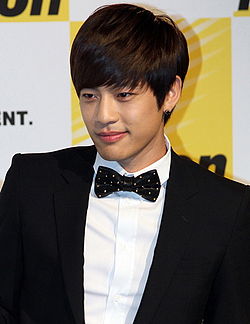 https://upload.wikimedia.org/wikipedia/commons/thumb/6/6f/Seven_%28South_Korean_singer%29_from_acrofan.jpg/250px-Seven_%28South_Korean_singer%29_from_acrofan.jpg