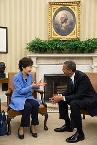 https://upload.wikimedia.org/wikipedia/commons/thumb/7/70/Park_Geun-Hye_meeting_with_Barack_Obama.jpg/200px-Park_Geun-Hye_meeting_with_Barack_Obama.jpg
