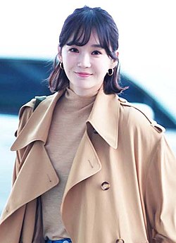 https://upload.wikimedia.org/wikipedia/commons/thumb/7/71/180331_Kang_Min-kyung_at_Incheon_International_Airport_%282%29_%28cropped%29.jpg/250px-180331_Kang_Min-kyung_at_Incheon_International_Airport_%282%29_%28cropped%29.jpg