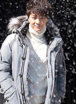 https://upload.wikimedia.org/wikipedia/commons/thumb/7/71/Kim_Ji-hoon_%28actor_born_1981%29_%EB%B9%88%ED%8F%B4_%27%EC%9C%88%ED%84%B0%EC%8A%A4%ED%86%A0%EB%A6%AC%27.jpg/250px-Kim_Ji-hoon_%28actor_born_1981%29_%EB%B9%88%ED%8F%B4_%27%EC%9C%88%ED%84%B0%EC%8A%A4%ED%86%A0%EB%A6%AC%27.jpg