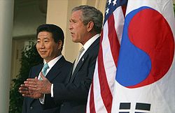 https://upload.wikimedia.org/wikipedia/commons/thumb/7/71/Roh_Moo-hyun_%26_GW_Bush%2C_2003-May-14.jpg/250px-Roh_Moo-hyun_%26_GW_Bush%2C_2003-May-14.jpg