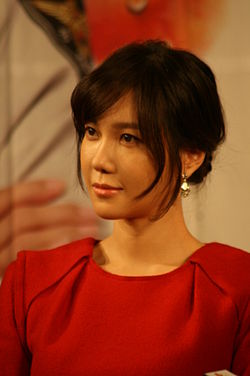 https://upload.wikimedia.org/wikipedia/commons/thumb/7/72/Lee_Ji-ah_on_October_31%2C_2011.jpg/250px-Lee_Ji-ah_on_October_31%2C_2011.jpg