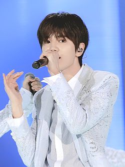 https://upload.wikimedia.org/wikipedia/commons/thumb/7/72/Lee_Sung-jong_on_The_Show_Bubble_Soccer_Concert.jpg/250px-Lee_Sung-jong_on_The_Show_Bubble_Soccer_Concert.jpg