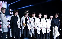 https://upload.wikimedia.org/wikipedia/commons/thumb/7/73/Exo%2C_MAMA_2014.jpg/250px-Exo%2C_MAMA_2014.jpg
