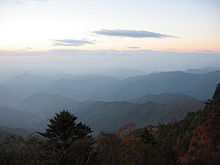 https://upload.wikimedia.org/wikipedia/commons/thumb/7/73/Korea-Mountain-Jirisan-01.jpg/220px-Korea-Mountain-Jirisan-01.jpg