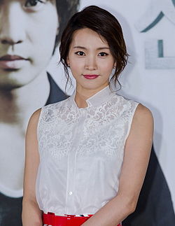 https://upload.wikimedia.org/wikipedia/commons/thumb/7/73/Yoon_Ju-hee_from_acrofan.jpg/250px-Yoon_Ju-hee_from_acrofan.jpg