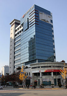 https://upload.wikimedia.org/wikipedia/commons/thumb/7/75/Chungcheong_Regional_Communication_Office.jpg/220px-Chungcheong_Regional_Communication_Office.jpg