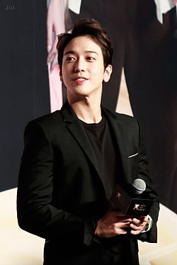 https://upload.wikimedia.org/wikipedia/commons/thumb/7/76/Jung_Yong-hwa_-_Cook_Up_a_Storm_meet_and_greet_5.jpg/250px-Jung_Yong-hwa_-_Cook_Up_a_Storm_meet_and_greet_5.jpg