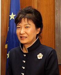 https://upload.wikimedia.org/wikipedia/commons/thumb/7/77/Park_Geun-hye_2011.jpg/200px-Park_Geun-hye_2011.jpg